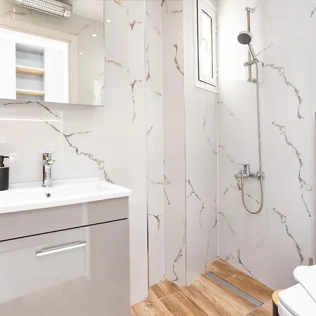 New Glamorous In Downtown Салоники